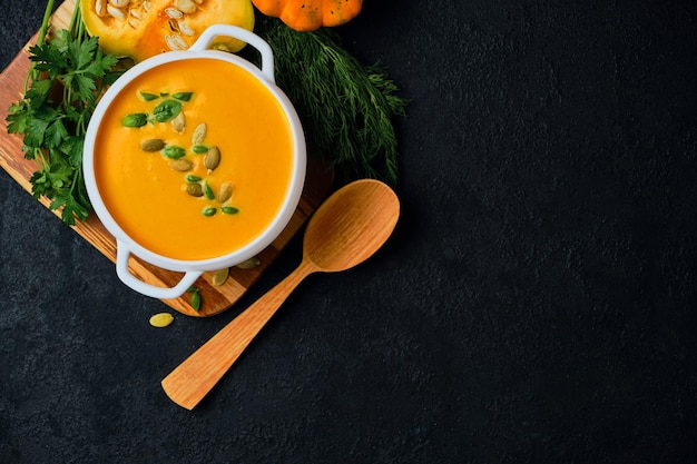 Sopa crema de calabaza con semillas de calabaza servida