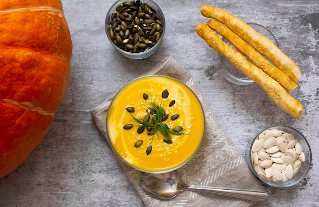 sopa de crema de calabaza Sopa de calabaza con semillas de calabaza y baguette Sopa de otoño