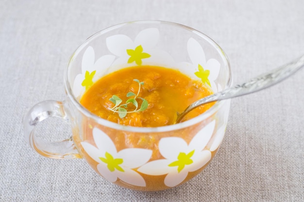 Sopa de crema de calabaza en un tazón de vidrio y agria