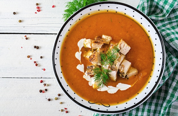 Sopa de crema de calabaza con trozos de carne de pollo. Comida sana. Cena. Vista superior. Lay Flat