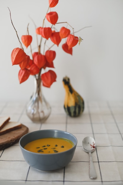 Sopa de crema de calabaza vegetariana saludable caliente con semillas sobre la mesa