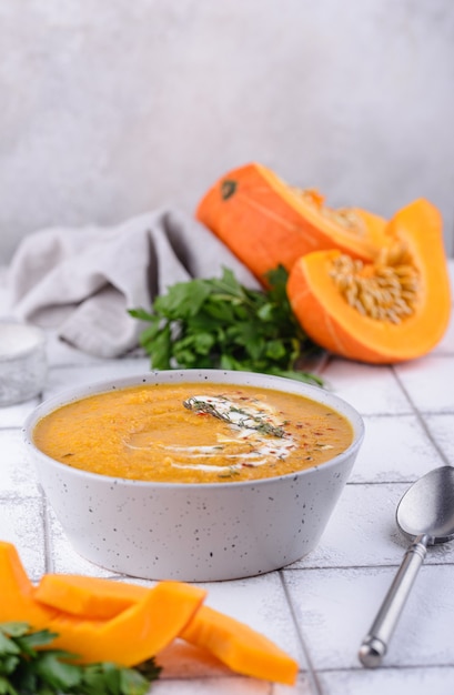 Foto sopa de crema de calabaza vegetariana tradicional