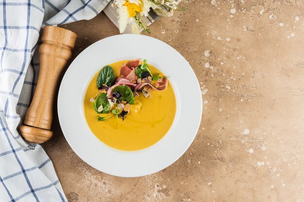 Sopa de crema de calabaza. Vista superior. Endecha plana