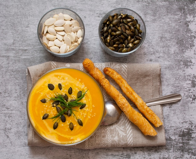 sopa de crema de calabaza.