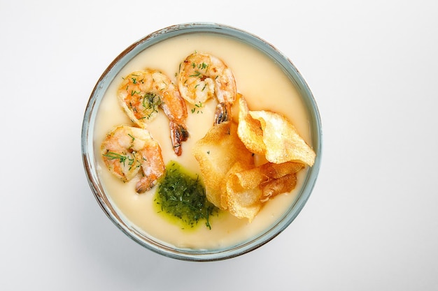 Sopa crema con camarones aislado en blanco