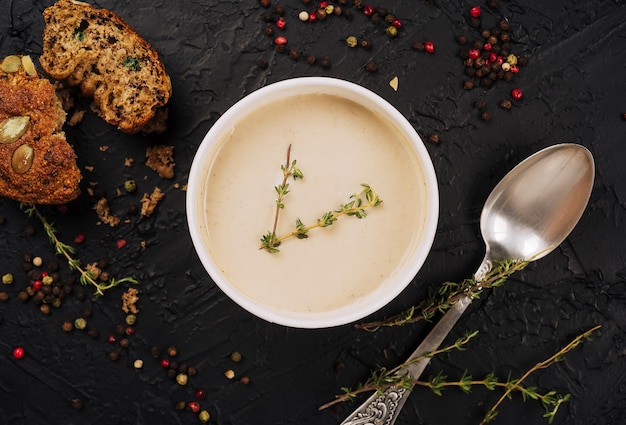 Sopa de crema de champiñones casera en la vista superior