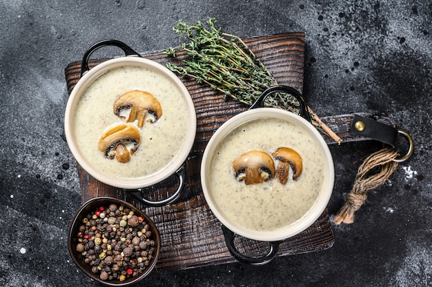 Sopa de crema de champiñones y champiñones con hierbas en un bol