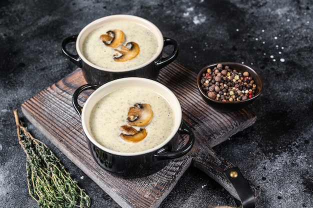 Sopa de crema de champiñones y champiñones con hierbas en un bol