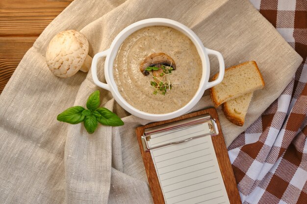 Sopa de crema con champiñones champiñones en tazón de fuente blanco