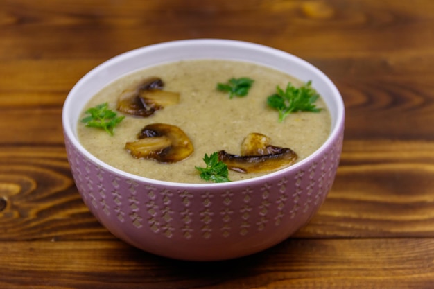 Sopa de crema de champiñones en una mesa de madera