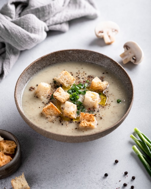 Sopa de crema de champiñones con picatostes