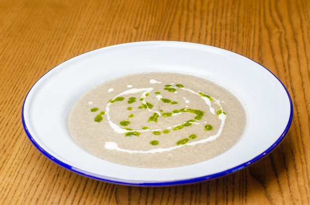 sopa de crema de champiñones con salsa