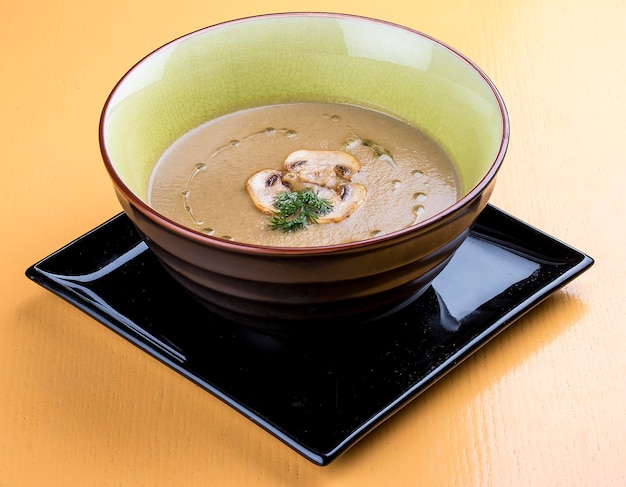 Sopa de crema de champiñones sobre fondo de madera