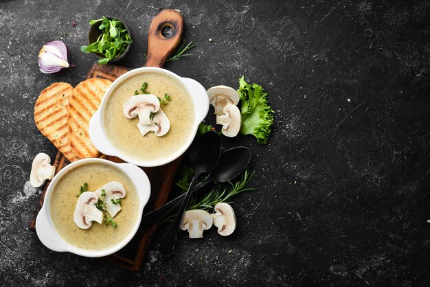 Sopa de crema de champiñones Sopa en un tazón Vista superior Espacio libre para su texto