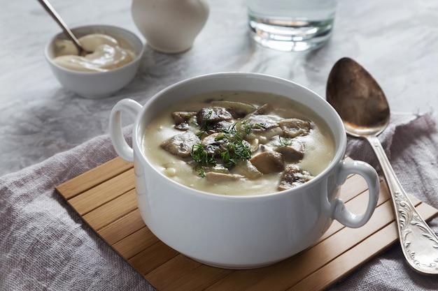 Sopa crema de champiñones en un tazón blanco