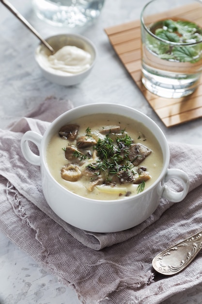 Sopa de crema de champiñones en un tazón blanco