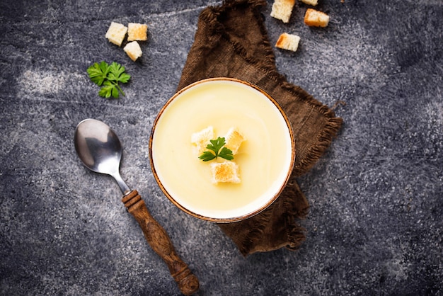 Sopa Crema Con Coliflor Y Crouton