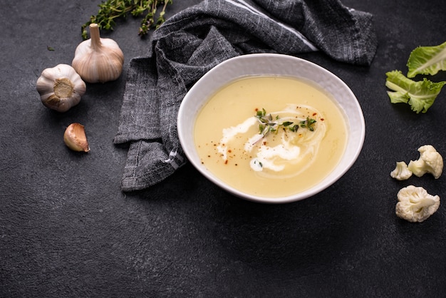 Sopa de crema de coliflor vegana saludable