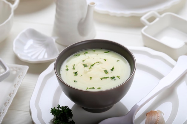 Sopa de crema para el desayuno de cerca en tazón gris