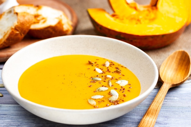 Sopa de crema de dieta de alimentos fitness con semillas de calabaza desayuno de otoño