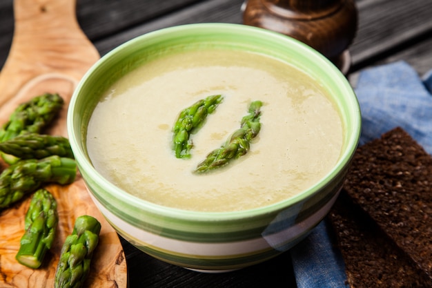 Sopa de crema de espárragos