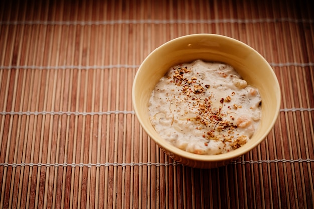 Sopa de crema espesa con champiñones y especias para una dieta saludable, servicio de entrega de alimentos y concepto de pedido en línea