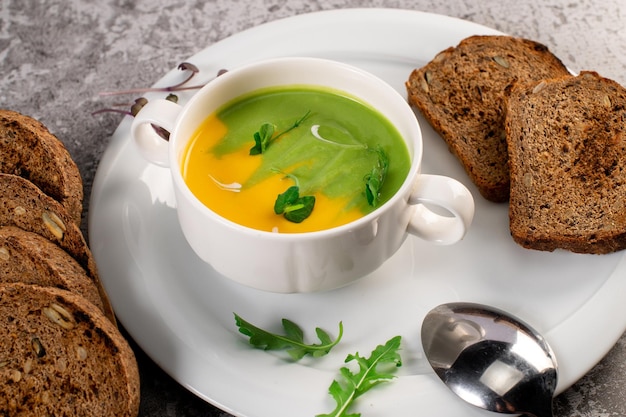 Sopa de crema de espinacas verdes frescas y saludables Cocina vegana