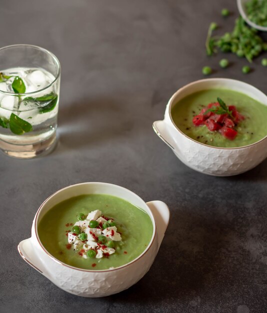 Foto sopa crema con guisantes verdes