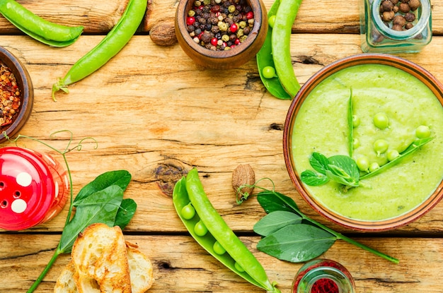 Sopa de crema de guisantes.