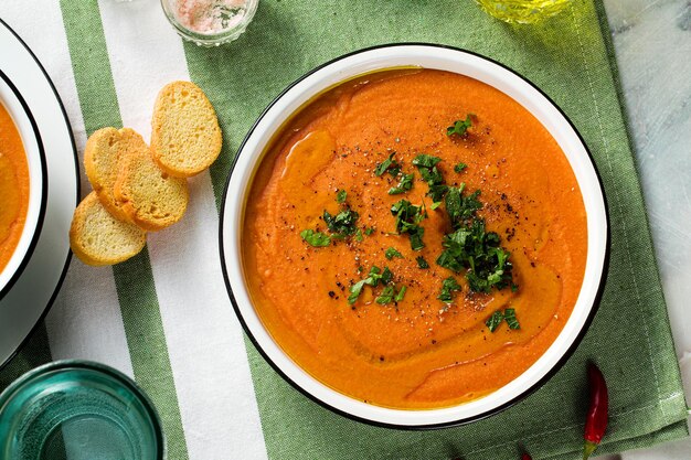 Sopa crema de lentejas rojas con tomates en la mesa saludable comida vegana para toda la familia