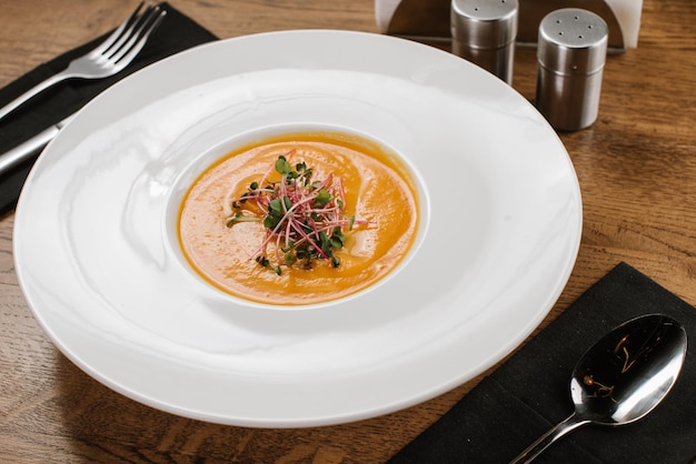 Sopa de crema de lentejas saludable sobre fondo de madera