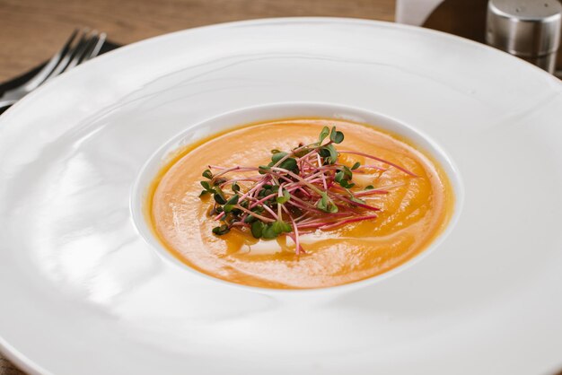 Sopa de crema de lentejas saludable sobre fondo de madera