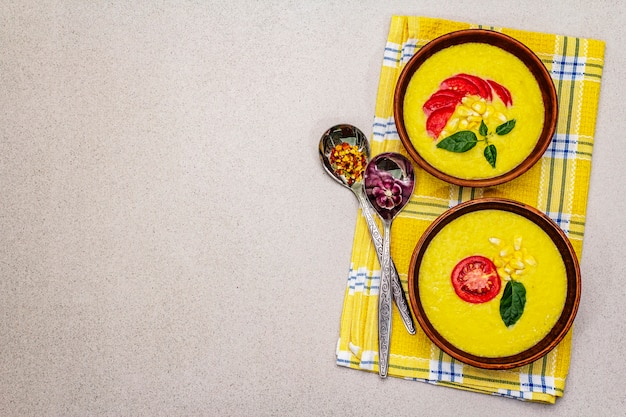 Sopa de crema de maíz con verduras frescas, hierbas y especias.