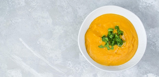 Sopa de crema de naranja espolvoreada con hierbas