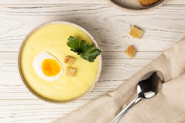 sopa de crema con pan tostado y huevo