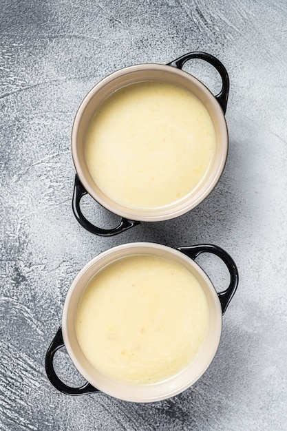 Sopa de crema de papa casera en tazones