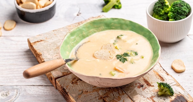 Sopa de crema y picatostes de pan casero saludable orgánico vegetariano vegano dieta comida fresca comida plato sopa almuerzo espacio para texto vista superior