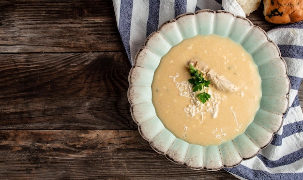 Sopa de crema de pollo Receta tradicional dieta comida fresca plato sopa almuerzo en un lugar de fondo de madera para la vista superior del texto