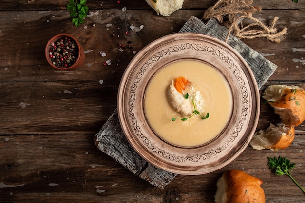 Sopa de crema de pollo Receta tradicional dieta comida fresca plato sopa almuerzo en un lugar de fondo de madera para la vista superior del texto