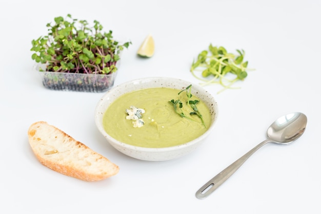 Sopa de crema con queso azul, pan y microgreens