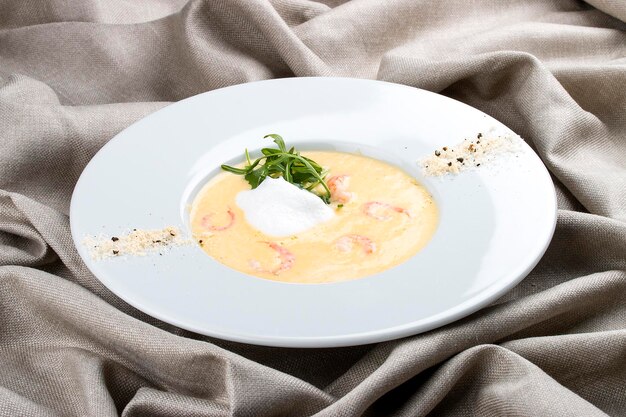 Sopa crema de queso con gambas