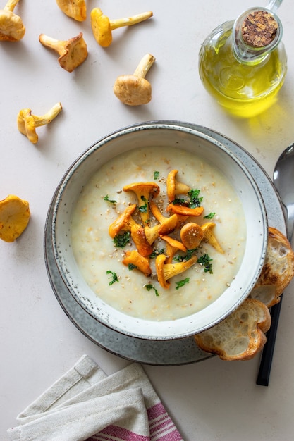 Sopa de crema con rebozuelos de setas. Alimentación saludable. Comida vegetariana.