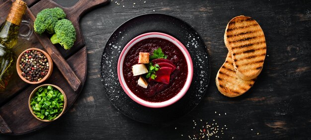 Sopa de crema de remolacha en un tazón con pan tostado Comida dietética Vista superior Espacio de copia libre