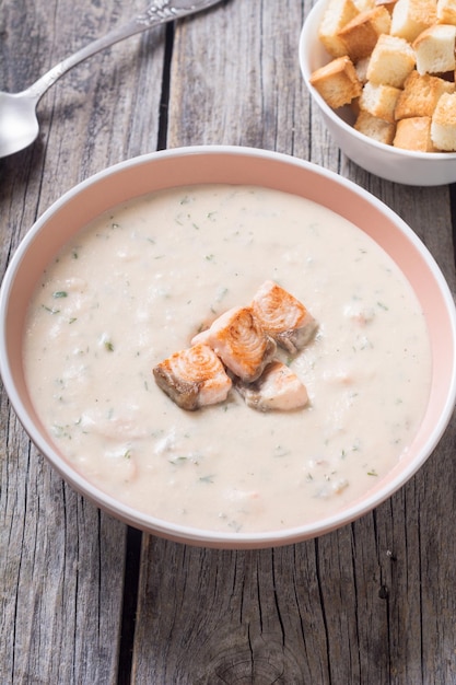 Sopa de crema con salmón y picatostes