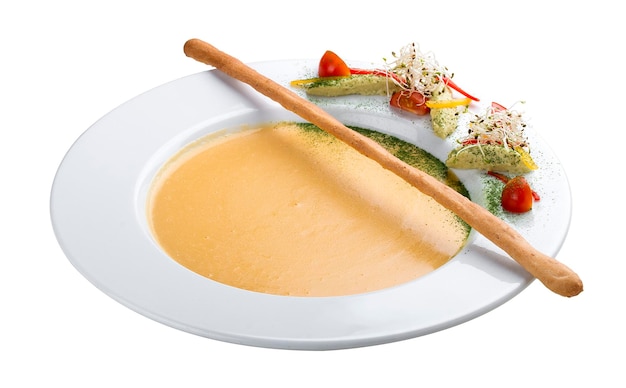 Sopa de crema con salmón sobre fondo blanco.