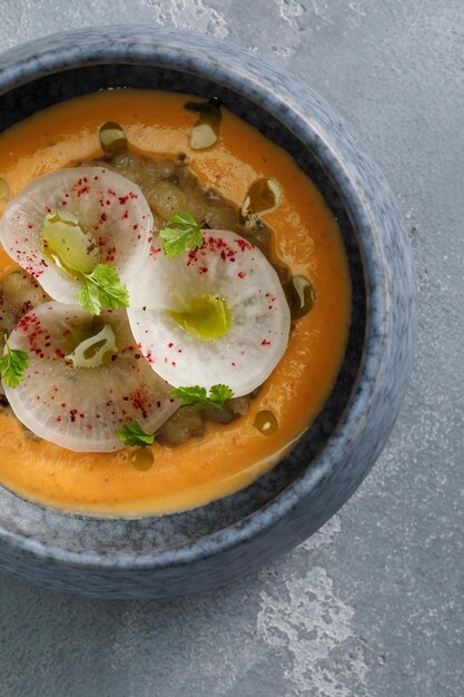 Sopa de crema servida con verduras en el restaurante