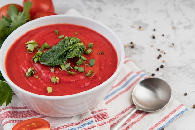 Sopa de crema de tomate casera alta vista