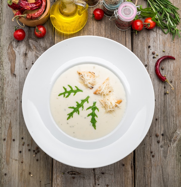 Sopa crema con tostadas