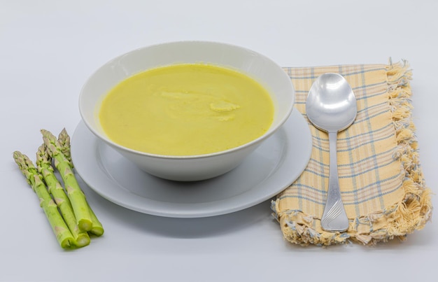 Sopa de crema tradicional hecha de espárragos en un cuenco de cerámica