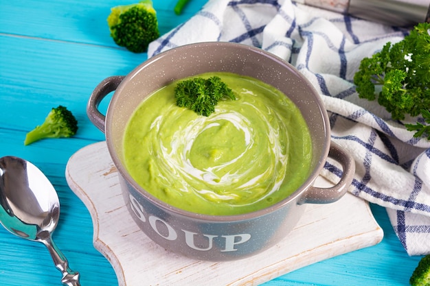 Sopa de crema vegetariana con brócoli y guisantes Almuerzo de dieta saludable